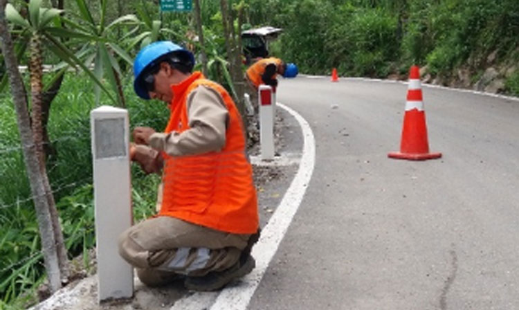 instalación de postes delineadores